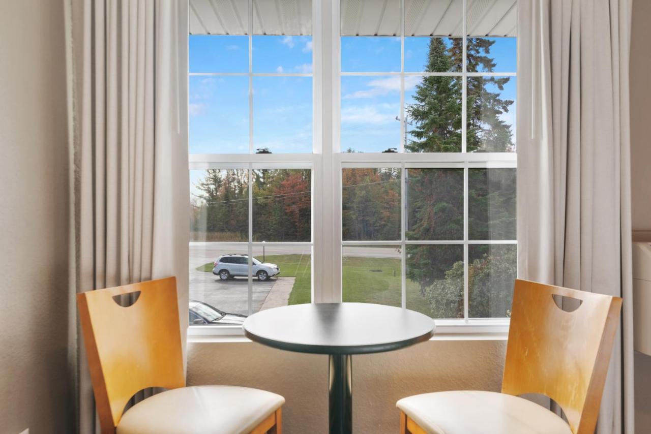 Clearwater Lakeshore Motel Mackinaw City Ngoại thất bức ảnh