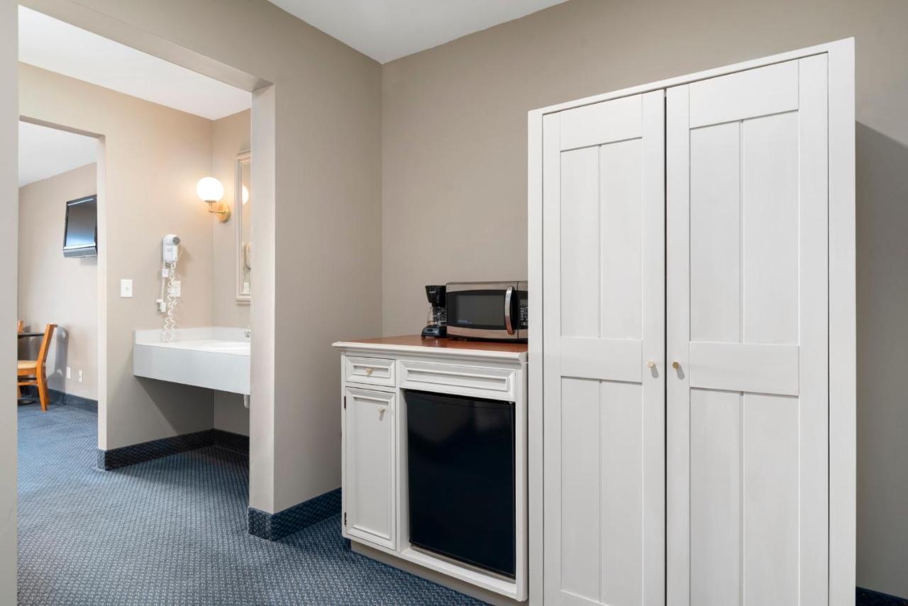 Clearwater Lakeshore Motel Mackinaw City Ngoại thất bức ảnh